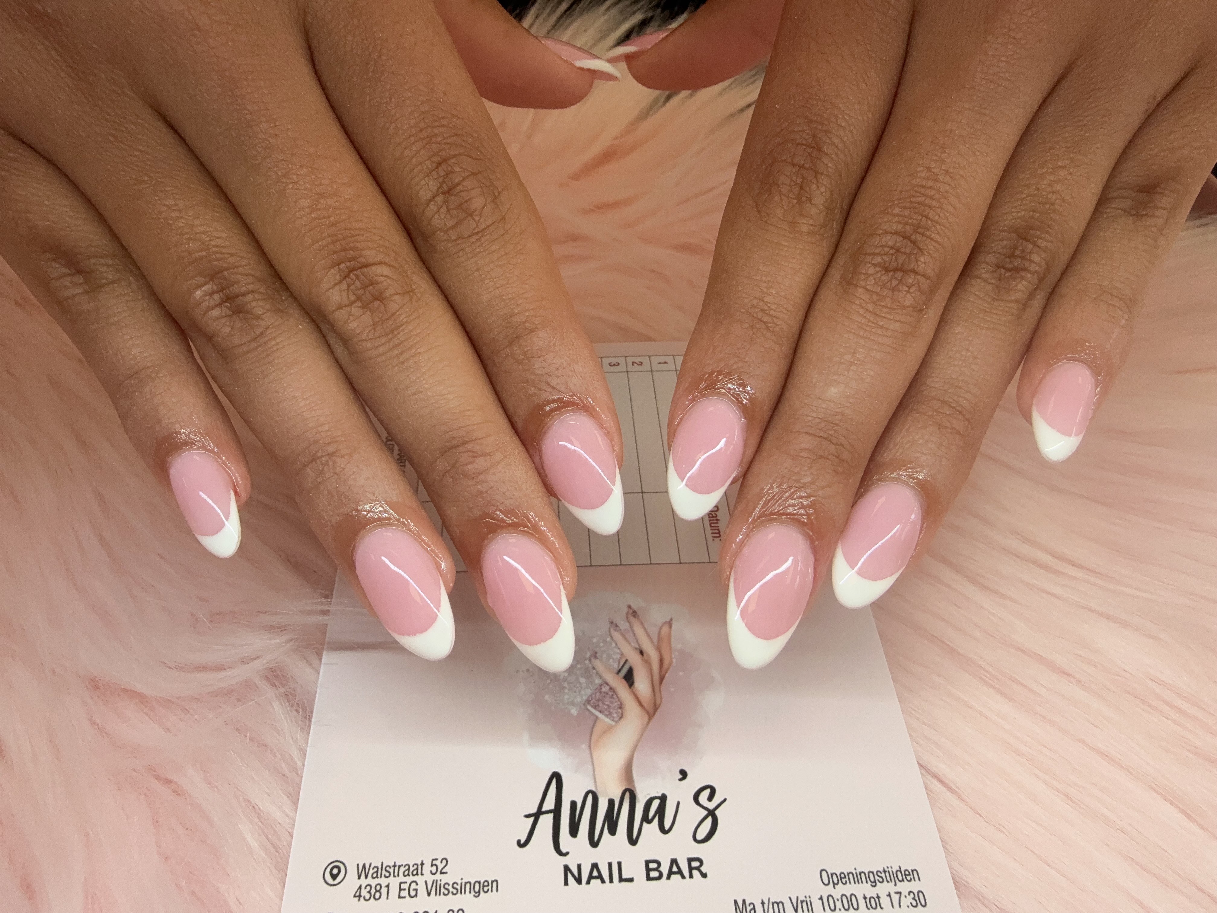 Manicura y esmalte gel bij Anna's Nail Bar
