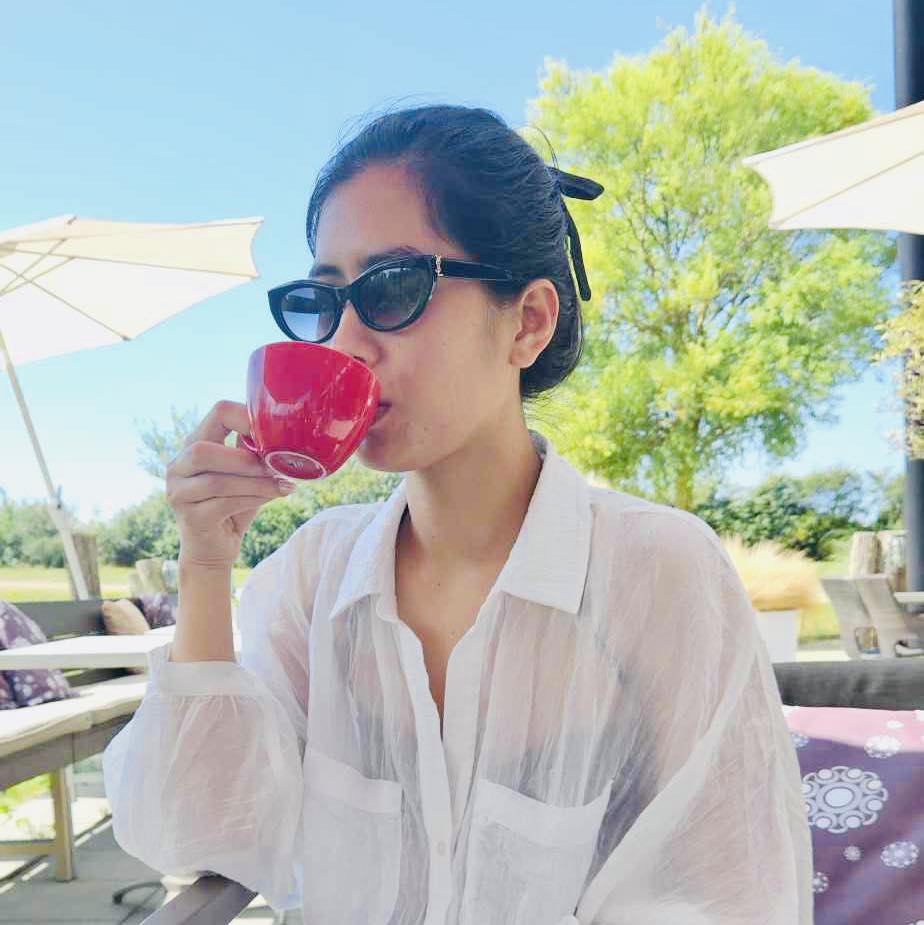 Hien drinkt koffie