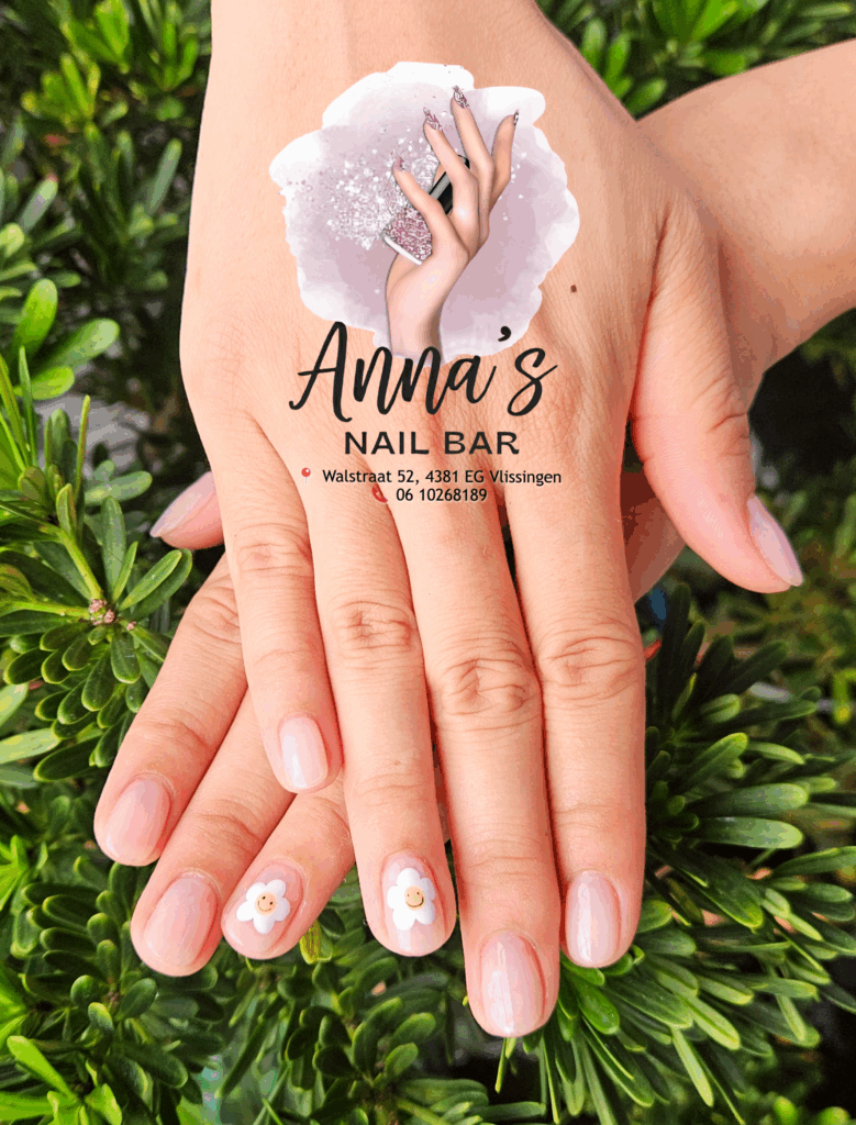 Natuurlijke BIAB-nagels met handgeschilderde bloemetjes en smiley detail, gezet bij Anna’s Nail Bar in Vlissingen