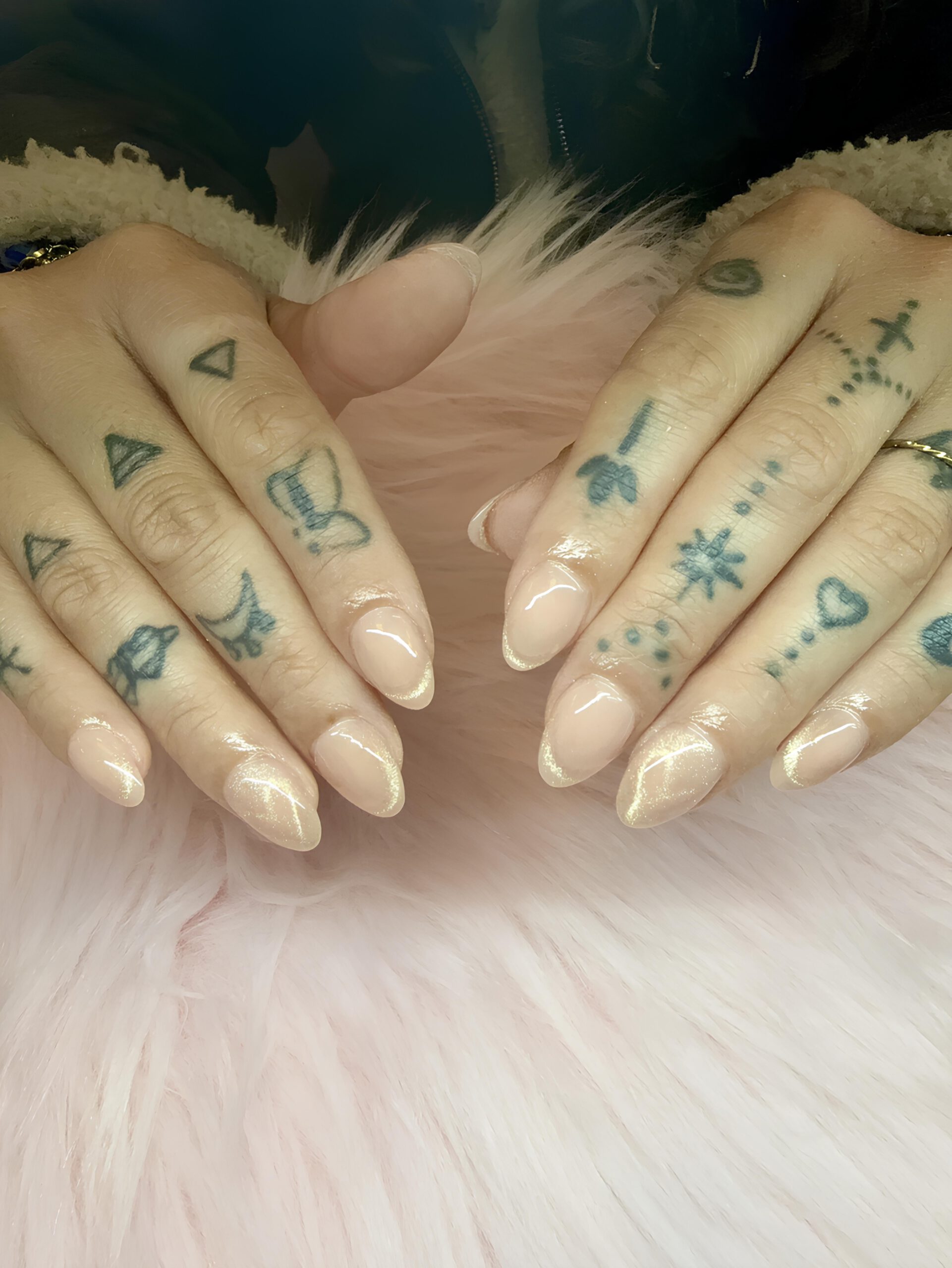 Nagels met subtiel cat eye-effect en roze acrylpoeder, gezet bij Anna’s Nail Bar in Vlissingen