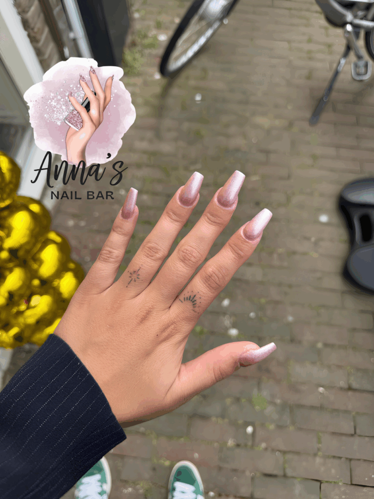 Lange acrylnagels met parelmoerroze kleur, gezet bij Anna’s Nail Bar in Vlissingen