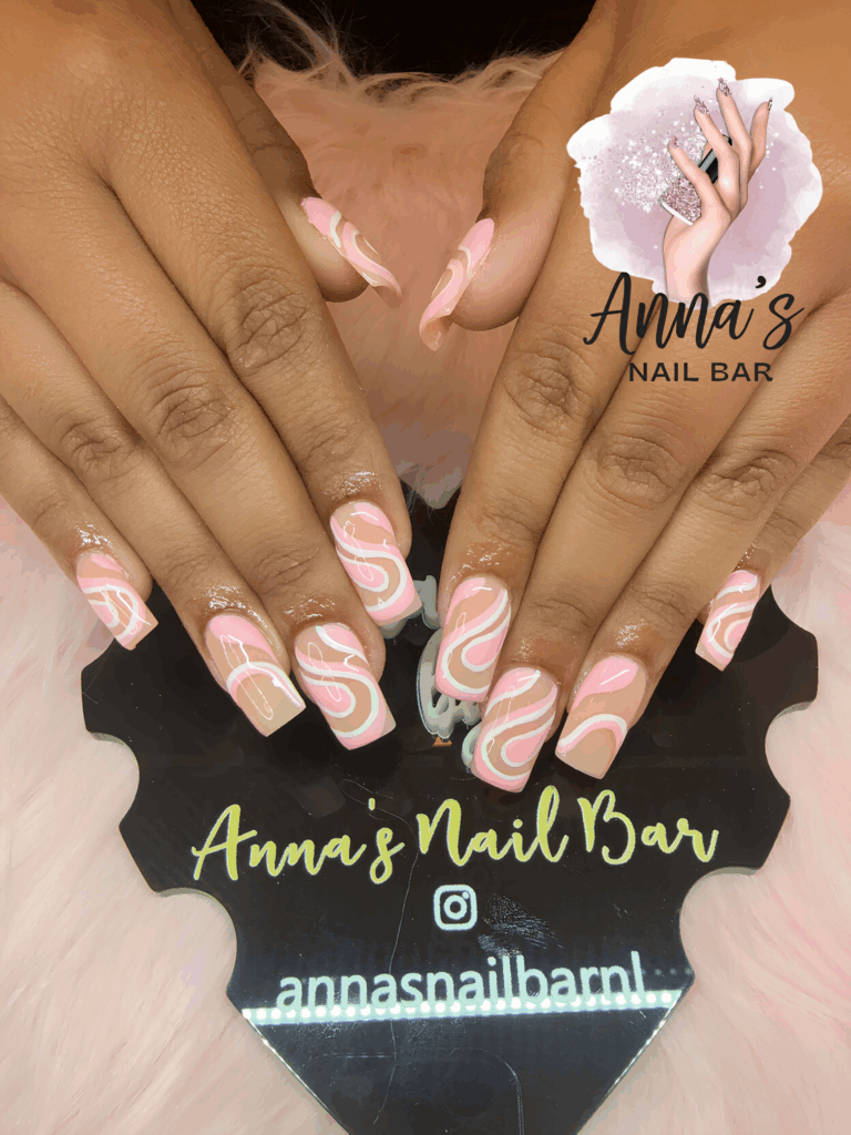 Roze acrylnagels met speelse swirl nail art, gezet bij Anna’s Nail Bar in Vlissingen